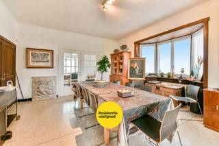 Deze ruime en charmante villa geniet van een uitstekende ligging op wandelafstand van het strand, winkels en openbaar vervoer. Achteraan biedt de woning een prachtig open uitzicht over de omgeving — een zeldzame troef die zorgt voor rust en ruimtegevoel.<br /><br />Binnenin tref je een lichte en aangename leefruimte met aansluitende eetplaats en een ruime keuken die uitgeeft op het terras achteraan. Verder zijn er meerdere slaapkamers en badkamers, wat de woning perfect maakt voor een groot gezin, tweede verblijf of wie graag gasten ontvangt. Een bureauruimte en verschillende polyvalente kamers bieden extra mogelijkheden voor hobby, werk of ontspanning.<br />Op het gelijkvloers bevinden zich meerdere bergruimtes en twee staanplaatsen voor de wagen. De woning is uitgerust met centrale verwarming op aardgas, dubbele beglazing en heeft een EPC-label D, zonder renovatieverplichting.<br /><br />Dankzij haar authentieke karakter, ruime indeling en ligging vlak bij zee combineert deze villa moeiteloos comfort met een uniek uitzicht en een gevoel van vrijheid. Een woning met ziel, klaar voor wie haar opnieuw wil laten stralen.<br /><br />Neem voorsprong met een vrijblijvende en gratis schatting van uw eigendom via:<br />www.residentievastgoed.be/gratisonlineschatten<br /><br />EPC: 370 kWh/m² - UC: 3041147 ~ Vg, Wg, Gvkr, Gvv, Gmo ~ Ref. MI21779