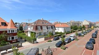 Mooi 3-slaapkamerappartement met open uitzicht op de Koningslaan, op wandelafstand van het Albertstrand en het Rubensplein, bevindt zich dit aangenaam appartement met drie slaapkamers.<br />De lichtrijke leefruimte geniet van grote raampartijen en sluit aan op de keuken. De badkamer is uitgerust met toilet, lavabomeubel en een ligbad met douchefunctie. Er zijn drie volwaardige slaapkamers (ruimte voor een dubbel bed én raam aan iedere kamer), wat het appartement geschikt maakt voor zowel vaste bewoning als tweede verblijf.<br />De residentie is verzorgd en werd steeds goed onderhouden.<br />De gevel werd recent gerenoveerd.<br />EPC: 175 kWh/m²/j [B-label]