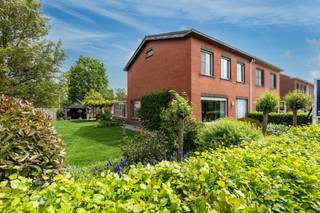 CHARMANTE GEZINSWONING MET TUIN EN GARAGE OP TOPLIGGING IN HOOGSTRATENIn een rustige en aangename woonomgeving in Hoogstraten bevindt zich deze...