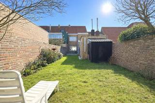 Deze degelijk gebouwde en karaktervolle woning is gunstig gelegen langs de Graaf Jansdijk, in het hart van Oud-Knokke. Dankzij de mooie, diepe tuin met veel privacy, een gevelbreedte van 6 meter en 3 volwaardige bouwlagen, is dit een bijzonder interessante gezinswoning en renovatieopportuniteit.<br /><br />Indeling van de woning: <br />Op het gelijkvloers vinden we een royale inkomhal met trap, een aangename woonkamer en een aparte keuken in de uitbouw achteraan. Zowel de leefruimte als de keuken kijken uit op de tuin. Verder nog een droge kelder en een praktische wasplaats/bergruimte.<br /><br />Op de eerste verdieping, met betonnen gewelven, bevinden zich drie volwaardige slaapkamers en een badkamer met douche.<br /><br />Via een vaste trap bereik je de dakverdieping: een volwaardige étage met een schitterende ruimte die zich perfect leent tot het creëren van een ruime masterbedroom. Een bijkomende badkamer op dit niveau is eveneens perfect mogelijk, wat het potentieel van deze woning nog versterkt.<br /><br />Achteraan de woning ligt een verzorgde, zonnige tuin met voldoende privacy – de ideale plek om te genieten van rust, buiten te eten of kinderen te laten spelen.<br /><br />Troeven van deze woning: <br />- Topligging in Oud-Knokke, langs de Graaf Jansdijk.<br />- Karaktervolle, stevig gebouwde woning.<br />- 6 meter gevelbreedte en 3 volwaardige bouwlagen.<br />- Zonnige tuin met veel privacy.<br />- 4 slaapkamers - potentieel voor masterbedroom en extra badkamer<br /><br />Op zoek naar een woning met tuin te koop in Oud-Knokke met karakter én potentieel? Dan is dit een bijzonder interessante kans.<br /><br />Bezoeken?<br />Graag na afspraak met Willem Cauwels op 050/89.27.70.