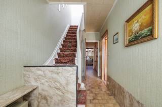 <p><strong>BEZOEKDAG ZONDAG 5 APRIL - Plan uw online afspraak eenvoudig via onze website.</strong><br />Deze woning met <strong>heel veel potentieel</strong> is gelegen in <strong>Deurne-Oost</strong>, in een <strong>zeer rustige straat tussen het Rivierenhof en het Park van Ertbrugge</strong>, beide op wandelafstand. Bovendien bevindt het <strong>Wijnegem Shopping Center</strong> zich op slechts <strong>10 minuten</strong>.</p><p>De woning staat op een <strong>perceel van 132 m²</strong> en beschikt over een <strong>bewoonbare oppervlakte van ca. 191 m²</strong>. Binnenin zijn er <strong>3 slaapkamers</strong> en verschillende ruimtes die <strong>de mogelijkheid bieden om de woning volledig naar eigen smaak in te richten</strong>.</p><p>Het betreft een <strong>deels te renoveren / op te frissen woning</strong>, maar <strong>er is geen renovatieplicht</strong>. Het <strong>dak werd recent aangepakt en geïsoleerd</strong> en voldoet aan de hedendaagse normen.</p><p>Verder beschikt de woning over een <strong>garage</strong>, een <strong>veranda</strong> en een <strong>kleine koer</strong>. De <strong>authentieke balken</strong> geven de woning extra karakter en charme.</p><p>Dankzij de <strong>aantrekkelijke prijs</strong>, de <strong>ruime bewoonbare oppervlakte</strong> en de <strong>grote mogelijkheden</strong>, vormt deze woning een <strong>interessante opportuniteit voor wie op zoek is naar ruimte en potentieel op een rustige locatie</strong>.</p>