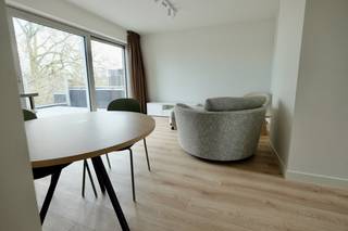 Op zoek naar een instapklaar appartement met stijl en buitencomfort? Dit volledig gerenoveerde appartement op de derde...