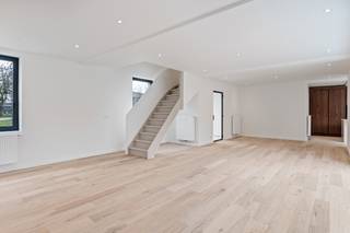 Deze ruime open bebouwing ligt vlakbij het centrum van Zandvliet, met winkels, scholen en openbaar vervoer in de directe omgeving. De...