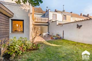 Deze royale woning van 265 m² bevindt zich op een uitstekende locatie in Beersel (Lot), op slechts enkele minuten wandelen van het station met...