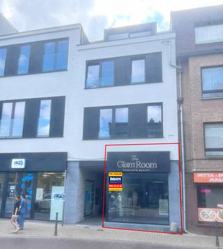 Gelegen op een uitstekende locatie aan de Brusselsestraat, bevindt dit winkel- of kantoorpand zich in het hart van Dendermonde, in de...