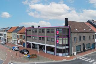 Dit lichtrijke dakappartement te Moerbeke-Waas biedt een praktische indeling, ruime volumes en een aangenaam open gevoel. Bij het binnenkomen via...