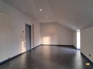 Centraal gelegen 1 slaapkamer appartement met ruime kelderberging. Het appartement is gelegen in het centrum van Borgloon.Er zijn op wandelafstand...