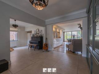 <strong>INSTAPKLARE WONING MET 3 SLAAPKAMERS OP EEN PERCEEL VAN 5A 70CA TE LANKLAAR</strong><br /><br /><strong>TROEVEN</strong><br />- <span><span>Gelegen op een rustige locatie nabij de Zuid-Willemsvaart te Lanklaar.</span><br />- Ruime woning met een bewoonbare oppervlakte van 221 m².<br />- Charmante uitstraling met hedendaagse inrichting.<br />- Diverse vernieuwingen door de jaren heen! <br />- Mogelijkheid voor praktijk of kantoor aan huis.<br />- 3 slaapkamers.<br /></span>- Zonnepanelen.<br />- Omheinde tuin.<br />- Tuinberging met afdak.<br /><br /><strong>KELDERVERDIEPING -01 (8,44 m²)</strong><br />- Kelderruimte (1,84 m x 4,59 m = 8,44 m²).<br /><br /><strong>GELIJKVLOERS 00 (122,95 m²)</strong><br />- Inkomhal (1,84 m x 4,59 m = 8,44 m²): tegelvloer.<br />- Woonkamer (7,12 m x 3,59 m + 4,82 m x 3,59 m = 42,86 m²): gezellige zithoek, tegelvloer.<br />- Keuken (3,34 m x 3,46 m + 1,74 m x 0,91 m = 13,13 m²): geïnstalleerd met onder- en bovenkasten, lades, heteluchtoven, koelkast, vaatwasser, 4-pits gasvuur, elekrische grillplaat, tegelvloer.<br />- Tuinkamer (4,39 m x 3,17 m + 2,89 m x 4,95 m = 28,21 m²): ingerichte eetkamer met zicht op tuin, gashaard, toegang naar het terras met schuifraam, parketvloer.<br />- Toilet (1,42 m x 0,91 m = 1,29 m²): hangtoilet, lavabo, tegelvoer.<br />- Berging (2,89 m x 2,23 m = 6,44 m²): maatkasten met ingebouwde koelkast en diepvriezer, mozaiek tegelvloer.<br />- Wasplaats (2,81 m x 2,00 m = 5,62 m²): aansluiting wasmachine, technische ruimte, tegelvoer.<br />- Polyvalente ruimte (5,91 m x 2,87 m = 16,96 m²): momenteel ingericht als kapsalon, airco, wastafel, PVC laminaatvloer.<br /><br /><strong>VERDIEPING +01(63,21 m²)</strong><br />- Overloop (4,58 m x 1,85 m = 8,47 m²): laminaatvloer.<br />- Badkamer (3,49 m x 3,46 m = 12,07 m²): ingericht met enkele lavabo, ligbad, inloopdouche, hangtoilet, tegelvloer.<br />- Slaapkamer 1 (4,72 m x 3,26 m = 15,38 m²): laminaatvloer.<br />- Slaapkamer 2 (3,75 m x 3,61 m = 13,53 m²): laminaatvloer.<br />- Berging: (4,44 m x 3,10 m = 13,76 m²): toegankelijk via slaapkamer 2, mogelijkheid in te richten als dressing, slaapkamer, speelkamer,...<br /><br /><strong>VERDIEPING +02 (35 m²)</strong><br />- Slaapkamer 3 (35 m²): airco, tapijtvloer.<br /><br /><strong>EXTERIEUR</strong><br />- Oprit met toegangspoort.<br />- Beklinkerd terras.<br />- Prieeltje.<br />- Omheinde tuin.<br />- Ingewerkt zwembad.<br />- Tuinberging met afdak.<br /><br /><strong>RENOVATIES</strong><br />- 2021: nieuwe gasketel.<br />- 2021: spouwmuur gevuld met EPS korrels.<br />- 2022: airco zolder geplaatst.<br />- 2022: nieuwe omvormer.<br />- 2022: regularisatie woning, nieuw tekeningenpakket.<br />- 2023: airco kapsalon geplaatst.<br />- 2025: warmtepompboiler.<br />- 2025: nieuwe raamkozijnen en deuren.<br /><br /><strong>Bekijkt u deze advertentie via een aanverwante vastgoedsite, surf dan zeker naar onze website www.N78vastgoed.be voor een uitgebreide beschrijving en foto's. Meer info: +32 (0)89 86 18 88 of info@N78vastgoed.be.</strong>