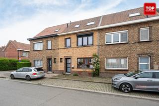 <p>De instapklare woning is gelegen op een gunstige locatie met een vlotte verbinding naar het centrum van Gent en de belangrijkste invalswegen (E17/R4/E40). In de buurt vind je winkels, openbaar vervoer en andere voorzieningen op korte afstand. Een aangename ligging waar bereikbaarheid en rust mooi samenkomen.</p>
<p></p>
<p>Troeven:</p>
<ul>
<li>Energiezuinige woning</li>
<li>Garage</li>
<li>Tuin en terras</li>
<li>Gunstige locatie</li>
<li>Conforme elektriciteitskeuring</li>
<li>Instapklare woning, volledig gerenoveerd in 2018</li>
</ul>
<p></p>
<p>Bij het binnenkomen kom je in een lichtrijke inkomhal. Aansluitend bevindt zich een L-vormige leefruimte met achteraan een open, lichtrijke keuken waar alle toestellen functioneel zijn, en vooraan een ruime en aangename leefruimte.</p>
<p>Verder beschikt de woning op het gelijkvloers over een gastentoilet en een droge kelder, ideaal als extra bergruimte.</p>
<p>Op de eerste verdieping zijn er twee slaapkamers, waaronder een ruime kamer en een kinderkamer, evenals een badkamer.</p>
<p>Op de bovenste verdieping bevindt zich de master bedroom met een extra badkamer, wat zorgt voor extra comfort en privacy.</p>
<p>Buiten is er een mooie, groene en gezellige tuin met terras en Zuidelijke oriëntatie. Achteraan is er een achterpoortje, ideaal om met fietsen door te gaan of om de vuilbakken vlot buiten te zetten. Via deze doorgang heb je ook toegang tot de garage. Deze is verplicht mee aan te kopen voor 32.000 euro.</p>
<p><br />Bel Top Vastgoed voor een bezoek op 0475 700 700</p>