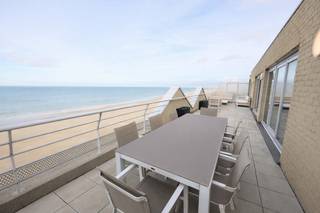 Situé à un emplacement absolument privilégié sur la digue de Mariakerke, ce penthouse-duplex d’exception offre 3 chambres, 3 salles de bains et...