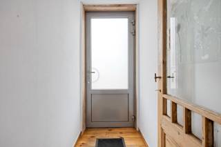 Dit ruime en instapklare 1-slaapkamerappartement is gelegen aan de Fabriekstraat 1 in Geel. Dankzij de centrale ligging bevinden tal van winkels, horecazaken, openbaar vervoer en het centrum van Geel zich op korte afstand. Ook de omliggende gemeenten zijn vlot bereikbaar.<br /><br />Beschrijving:<br />Via de inkomhal betreden we het appartement en komen we terecht in de ruime en lichtrijke leefruimte. Aansluitend bevindt zich de open keuken, die praktisch werd ingericht en mooi aansluit bij het leefgedeelte. Vanuit deze ruimtes is het grote terras bereikbaar waar men geniet van een rustige omgeving.<br /><br />Verder beschikt het appartement over een ruime slaapkamer en een badkamer met wastafel, douche en toilet. Hier bevindt zich tevens de aansluiting voor een wasmachine. De praktische bergruimte biedt bijkomende opbergmogelijkheden en maakt het wooncomfort compleet.<br /><br />Bijkomend dient een carport naast het appartement aangekocht te worden voor een meerprijs van € 16.000.<br /><br />Extra:<br />- Conforme elektriciteit en gunstig EPC: C-label<br />- Ideaal als startersappartement of investering<br />- Gemeenschappelijke fietsenberging<br />- Vlotte bereikbaarheid met veel parkeermogelijkheden in de straat.<br /><br />Voor meer informatie of een bezoek, neem contact met ons op via info@vastengoed.be of bel naar 014/72 73 74.<br /><br />Wenst u een gratis schatting van uw eigendom? Neem contact met ons op via 014/72 73 74.