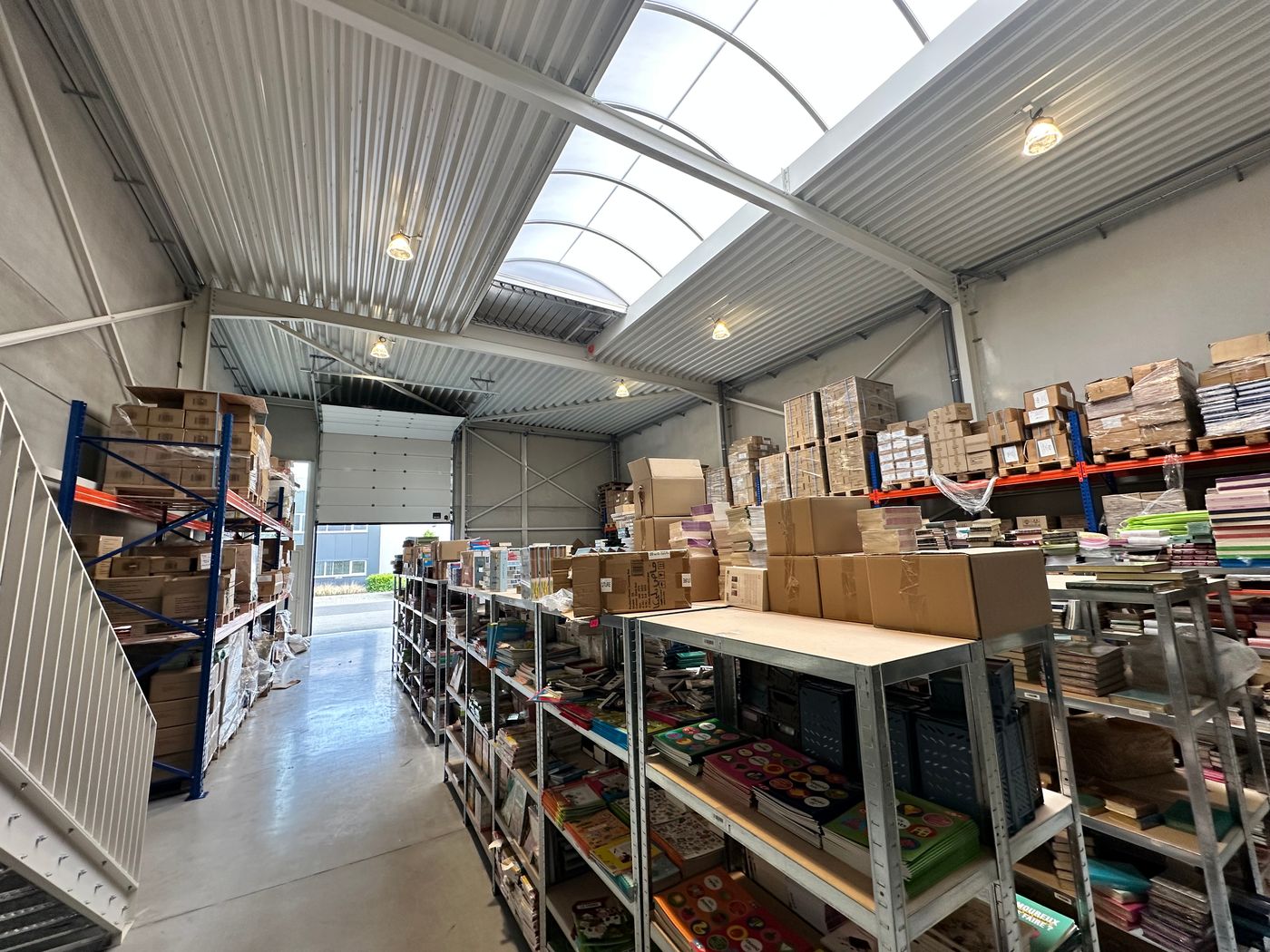 Unité PME de 324 m² avec mezzanine de 108 m² à côté du R0 - photo 4