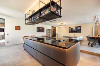 Op een gegeerde locatie in het bruisende hart van het Eilandje: wonen in het Koninklijke Entrepot. <br /><br />Dit drie-slaapkamer appartement bevindt zich op de 6de verdieping van het Koninklijk Entrepot op het Eilandje. De grandeur van dit gebouw, met fenomenaal zicht op het water en zijn omliggende restaurantjes, geven een blijvend vakantiegevoel aan het appartement.<br />In de zonnige leefruimte geniet u onmiddellijke het wijdse zicht over het Willemdok en het MAS. Aanpalend open keuken voorzien van alle comfort. In de keuken is het gezellig vertoeven aan het kookeiland, lekker lang brunchen op zondag of een cosy apero. <br /><br />Rustig gelegen aan de achterzijde van het gebouw bevindt zich de master bedroom met ingemaakte kasten. En-suite badkamer uitgerust met een sauna, ligbad, inloopdouche en dubbele wastafel. Tweede en derde slaapkamer, telkens voorzien van inbouwkasten. <br /><br />Het royale appartement werd recent hoogwaardig gerenoveerd met aandacht voor de beste materialen. <br /><br />In de ondergrondse garage is een autostaanplaats inbegrepen alsook een gemeenschappelijke fietsenberging.<br /><br />Kortom, high-end afgewerkt appartement met frontaal zicht op het MAS op een toplocatie. <br /><br />Troeven: <br />- uitzonderlijke finishing<br />- schitterende locatie aan het MAS<br />- autostaanplaats