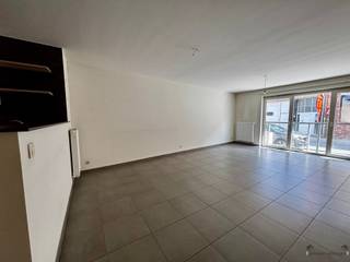 <h3><span>Appartement de plain-pied économe en énergie, avec 1 chambre et un garage</span></h3><p><span>Vous recherchez un appartement de plain-pied confortable et prêt à emménager ? Cet appartement bien entretenu situé à Lebbeke allie un agencement pratique à des pièces agréables et lumineuses.</span></p><p><span>Dès l’entrée, on découvre un vaste espace de vie doté de grandes baies vitrées, suivi d’une cuisine entièrement équipée. L’appartement dispose également d’une chambre spacieuse, d’une salle de bains équipée avec douche, de toilettes séparées pour les invités et d’un débarras/local technique pratique.</span></p><p><span>Le garage privé constitue un atout supplémentaire non négligeable : il vous offre en effet une place de stationnement sécurisée ainsi qu'un espace de rangement supplémentaire.</span></p><p><span>Un appartement idéal pour une personne seule, un couple, un jeune ménage ou un investisseur à la recherche d’un logement confortable à Lebbeke.</span></p><p><span>Cela vous intéresse ? Contactez-nous pour plus d'informations ou pour organiser une visite sur place.</span></p>