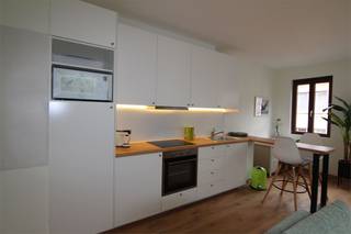 Deze verzorgde studio, vernieuwd in 2019, is ideaal voor een rustige bewoner.<br />Niet alleen de studio zelf werd aangepakt, ook het volledige gebouw kreeg toen een grondige opfrissing met oog voor detail. U komt dus binnen in een net en aangenaam gebouw.<br /><br />De studio is volledig gemeubeld en praktisch ingericht met alles wat u nodig heeft.<br />De kwaliteitsvolle keuken is uitgerust met de gebruikelijke toestellen, er is een mooi afgewerkte badkamer, een degelijk bed met comfortabele matras en een trendy zetel. Ook alle nodige huisraad is aanwezig.<br />Als extra troef beschikt de studio over airconditioning, zowel om te koelen als te verwarmen.<br /><br />De studio wordt enkel gemeubeld verhuurd aan een all-in huurprijs van €1.060/maand.<br />Dit bestaat uit:
<ul>
<li>€820 basishuur</li>
<li>€240 gemeenschappelijke kosten waarin alles inbegrepen is: verwarming, elektriciteit, water én internet.</li>
</ul>
Klinkt dit als muziek in de oren? Vraag dan snel jouw bezoek aan.
