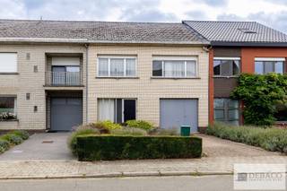 Ruime te renoveren woning met 3 slaapkamers en ruime tuin te Herenthout!<br /><br />Bent u op zoek naar een ruime woning die u volledig naar eigen smaak kunt renoveren en inrichten? Deze woning in Herenthout biedt met een bewoonbare oppervlakte van circa 180 m², drie ruime slaapkamers, een inpandige garage en een diepe tuin op een perceel van 482 m² heel wat mogelijkheden.<br /><br />De woning is rustig gelegen en vormt dankzij haar ruime indeling en praktische voorzieningen een interessante basis voor wie op zoek is naar een woning met veel potentieel.<br /><br />Bij het betreden van de woning komt u terecht in de inkomhal, die toegang biedt tot de ruime leefruimte. Aansluitend bevindt zich de keuken. Verder omvat het gelijkvloers een badkamer, uitgerust met een ligbad en toilet, en een praktische inpandige garage. Via de garage is er bovendien rechtstreeks toegang tot de tuin.<br /><br />De eerste verdieping is voorzien van 3 ruime en volwaardige slaapkamers, allemaal voorzien van rolluiken. <br /><br />Vervolgens is er nog een zolder (zonder vaste trap) aanwezig, alsook een kelder. <br /><br />Ten slotte beschikt deze woning over een ruime en diepe tuin op een perceel van 482m²! <br /><br />De EPC-waarde bedraagt 540 kWh/m² (Label F), renovatieplicht van toepassing! <br />Sted. voorschriften: Vg, Vv, Gmo, Gvkr, Wg, Geen maatregelen <br /><br />Troeven: <br />+ Ruime woning van circa 180 m² <br />+ Ligging op een gunstige locatie te Herenthout! <br />+ Veel potentieel<br />+ Diepe tuin op perceel van 482 m² <br />+ Inpandige garage met doorgang tot tuin! <br />+ 3 volwaardige en ruime slaapkamers <br /><br />Hebt u interesse in deze te renoveren woning met potentieel in Herenthout? <br />Contacteer ons via info@debaco.be of bel ons op 014/73.77.77 voor een bezoek ter plaatse!