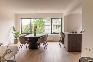 Totaalrenovatie 2026. Recent volledig gerenoveerd appartement met 2 slaapkamers, terras en garage in een rustige omgeving te Mortsel<br /><br />In een rustige en aangename woonomgeving te Mortsel bevindt zich dit recent en hoogwaardig gerenoveerde appartement met twee ruime slaapkamers. Dankzij de kwalitatieve afwerking, energiezuinige voorzieningen en praktische indeling is dit de ideale woonst voor eigen bewoning of een interessante investering.<br /><br />Het appartement maakt deel uit van een kleinschalig gebouw met slechts vier appartementen, dat in 2026 een totaalrenovatie onderging. Bij het betreden van het appartement komt u terecht in de inkomhal met apart gastentoilet. De ruime en lichtrijke leefruimte sluit naadloos aan op de open, volledig geïnstalleerde keuken, uitgerust met een kookeiland, inductiekookplaat met geïntegreerde dampkap, vaatwasser, afzonderlijke koelkast en diepvriezer, en ruime opbergmogelijkheden. Aansluitend bevindt zich een praktische berging met aansluitingen voor wasmachine en droogkast.<br /><br />Verder beschikt het appartement over twee volwaardige slaapkamers, een moderne badkamer met inloopdouche en een gezellig terras waar u in alle rust kan genieten.<br />Ook op technisch vlak werd niets aan het toeval overgelaten. Het gebouw werd energetisch volledig geoptimaliseerd met gevelisolatie, nieuwe hoogrendementsbeglazing en een geïsoleerd plat dak. <br /><br />De elektriciteitsinstallatie is volledig conform en ook alle leidingen voor verwarming en gas werden vernieuwd.<br />Achteraan het gebouw bevindt zich een ruime garagebox, bereikbaar via de zijkant van het pand. Deze garage dient verplicht mee aangekocht te worden voor € 25.000.<br /><br />Een instapklaar appartement waar comfort, energiezuinigheid en een rustige ligging perfect samenkomen.<br /><br />