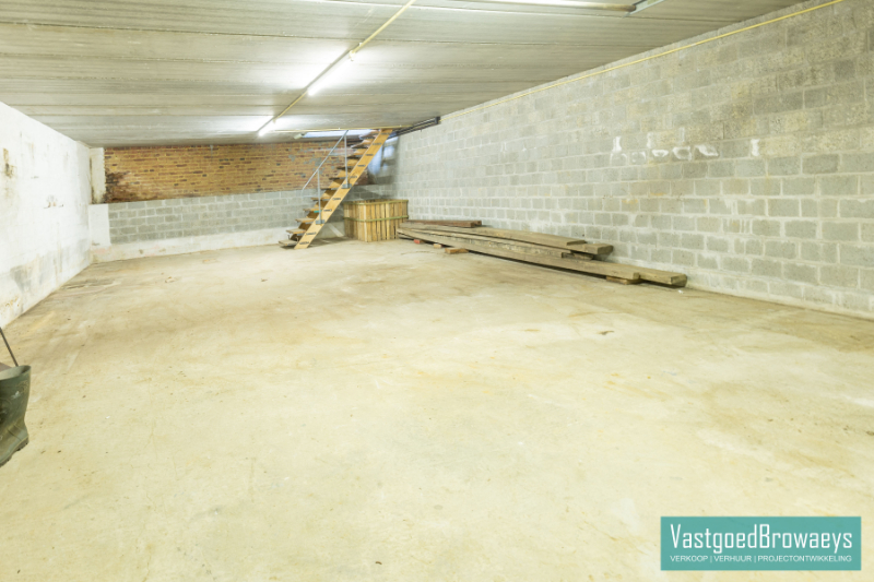 Te renoveren bungalow met polyvalente ruimte en aanpalende weide - foto 4