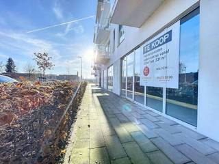 Ces nouvelles propriétés commerciales à vendre ont un emplacement commercial de premier plan dans le centre de Lokeren et bénéficient d'un...