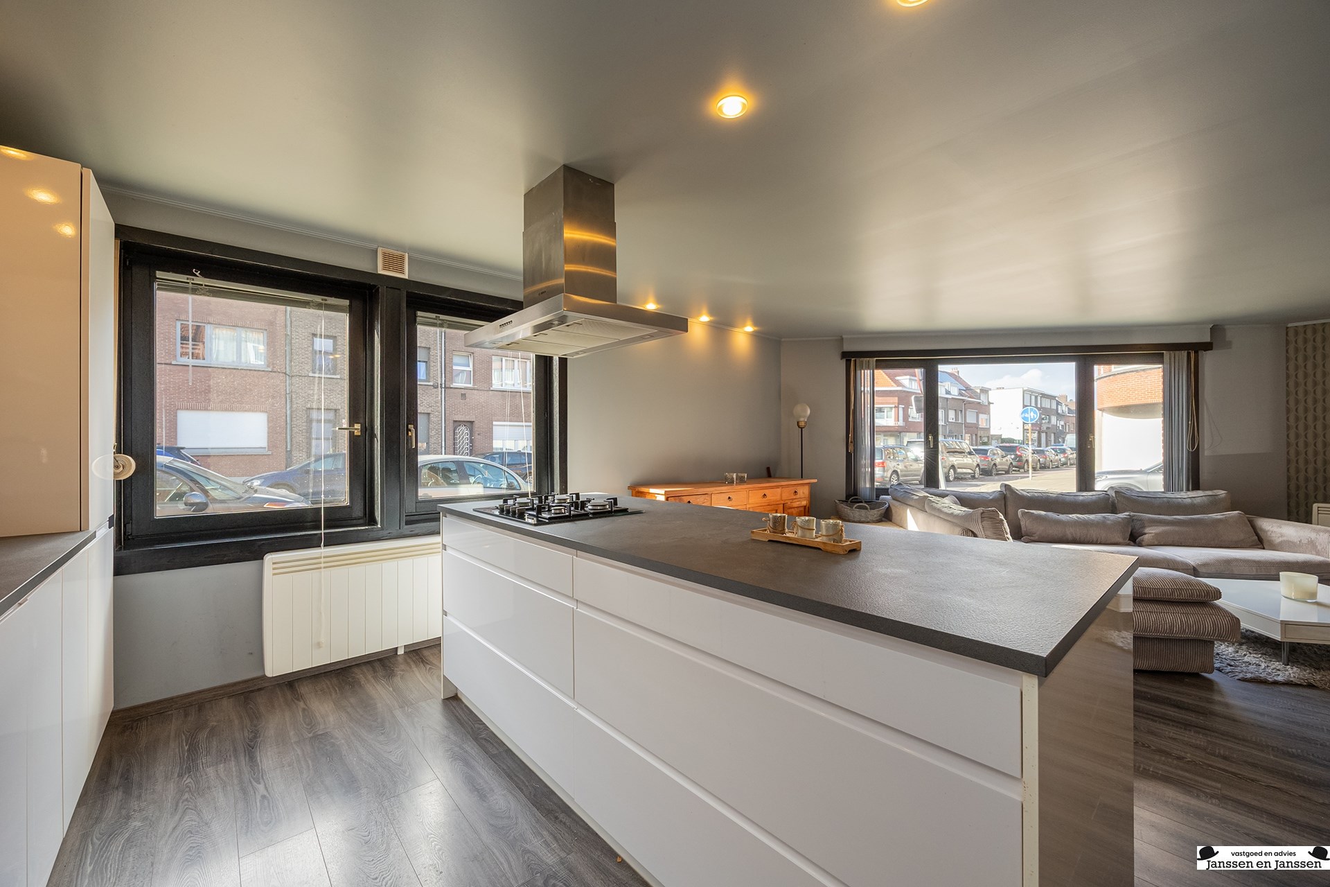 Deels gerenoveerd appartement in het centrum van Merksem! - foto 3