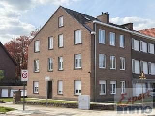 Appartement op TOPLIGGING - 2de verdieping met garage en private parking - te huur te Kortrijk via EXPERT-IMMO<br />Indeling : inkom, apart toilet, berging, 2 slaapkamers, waarvan 1 met terrasje, badkamer met ligbad, aparte keuken en heel gezellige leefruimte, private garage en private parking ervoor (Helemaal links)<br />Vrij : 01 mei 2026<br />HP : € 750/m + € 50/m <br />HWB : 3 maanden, 2100,00 euro geblokkeerd op een rekening op naam van de huurder.<br />EPC: C-label - 292 kWh/m² jaar<br />Huurcontract : 9 jaar.<br />Bel - 056/705262, optie verhuur