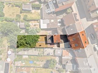 <p>Op zoek naar een ruime woning met karakter? Deze woning biedt een mooie basis voor wie op zoek is naar ruimte én renovatiemogelijkheden.</p><p>Bij het binnenkomen vindt u een ruime inkomhal, een aangename leefruimte en een aparte eetkamer met toegang tot de veranda en de tuin. Verder beschikt het gelijkvloers over een keuken, een badkamer die in 2016 werd gerenoveerd en een ruime garage met grote poort.</p><p>Op de eerste verdieping bevinden zich 3 bijzonder ruime slaapkamers van ca. 20 m², 20 m² en 18 m², naast een tweede badkamer.</p><p>De grote troef van deze woning is de zolderverdieping van ca. 54 m², bereikbaar via een vaste trap. Deze ruimte biedt tal van mogelijkheden en kan worden ingericht met 2 extra ruime kamers of meer.</p><p>Daarnaast zijn er een kelder en verschillende praktische bergruimtes aanwezig.</p><p>TROEVEN:</p><p>• 3 ruime slaapkamers</p><p>• 2 badkamers</p><p>• Zolder van ca. 54 m²</p><p>• Mogelijkheid tot 2 extra kamers</p><p>• Garage met grote poort</p><p>• Veranda en tuin</p><p>• Kelder en veel bergruimte</p><p>• EPC-label D</p><p>• Centrale ligging nabij Sint-Gillis en Dendermonde</p><p>Een ruime karaktervolle woning met veel potentieel, ideaal voor wie een woning volledig naar eigen smaak wil renoveren en tegelijk op zoek is naar extra ruimte voor de toekomst.</p><p>Interesse? plan uw bezoek in via WWW.WOONVAST.BE of contacteer morgane via morgane@woonvast.be of 0498 60 61 75 voor meer informatie of een bezoek.</p>