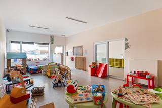 Zeer centraal gelegen pand aan de Molenbergstraat, de hoofdwinkelstraat van Rumst, tegenover de stelplaats van De Lijn.  Dit eigendom bevindt zich...