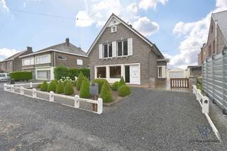 Deze tijdloze villa huisvestte vroeger een kapsalon. Deze ruime, multifunctionele ruimte langsheen de Steenweg biedt dus tal van mogelijkheden...
