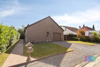 <p><span>Deze aangename gelijkvloerse woning werd recent opgefrist en is ideaal voor wie op zoek is naar comfortabel wonen op één niveau. Het is gelegen in Muizen, op een vlot bereikbare locatie nabij de nodige voorzieningen.</span></p><p><span> </span></p><p><span>De woning geniet van een praktische indeling, aangename leefruimtes en een verzorgde uitstraling. Dankzij de recente opfrissingswerken kan de woning zonder grote ingrepen meteen in gebruik worden genomen.</span></p><p><span> </span></p><p><span>INDELING</span></p><p><span>Inkomhal, toilet, leefruimte, veranda, keuken, hal, 3 slaapkamers, berging met trap naar zolderkamer en garage.</span></p><p><span> </span></p><p><span>Een interessante opportuniteit voor starters, koppels of wie bewust kiest voor het gemak van een volledig gelijkvloerse woning.</span></p><p><span> </span></p><p><span>Alle beschikbare documenten met betrekking tot deze woning zijn terug te vinden op onze website.</span></p><p><span> </span></p><p><span>Interesse? Neem gerust contact op voor meer informatie of een bezoek.</span></p>