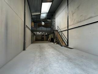 Nieuwbouw magazijn van ca. 110 m² te huur in Wervik. Het pand is gelegen nabij diverse invalswegen en de A19.<br /><br />Specificaties:<br />- Oppervlakte ca. 110 m²<br />- Elektrische sectionale poort<br />- Mezzanine met bureauruimte + keuken<br />- 2 parkeerplaatsen<br /><br />Bent u op zoek naar een magazijn te huur in Wervik? Aarzel dan zeker niet om ons te contacteren op het nummer 056 21 11 11!