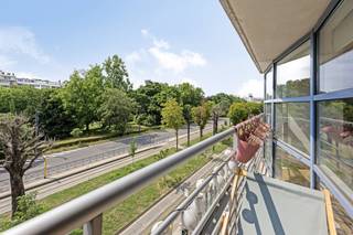 Cet appartement spacieux avec trois chambres, un espace de vie ouvert et une vue magnifique sur le South Park bénéficie d'un excellent emplacement près de Gand-Zuid. Ici, vous pouvez profiter de la paix, de beaucoup de lumière naturelle et d'un environnement verdoyant, à deux pas des autoroutes E17, E40 et du petit périphérique de la ville.Par le hall d'entrée spacieux, vous entrez dans l'espace de vie lumineux avec une cuisine ouverte entièrement équipée. À côté de l'espace de vie se trouve une terrasse offrant une vue panoramique sur le parc. L'appartement dispose également de trois chambres, chacune ayant accès à une deuxième terrasse qui s'étend au-delà des chambres. La salle de bain dispose d'une baignoire (avec option douche), d'une double vasque et d'un raccordement pour machine à laver.Avantages : - ÉPIC A- Vue sur Zuidpark - Spacieux - Terrasses avant et arrière Box de garage spacieux à vendre pour 50 000 euros. En bref : un appartement spacieux et lumineux avec vue et très bien situé, idéal pour ceux qui veulent vivre au centre sans sacrifier la paix et le confort.Cette propriété vous intéresse ? Contactez-nous pour une visite sur place.