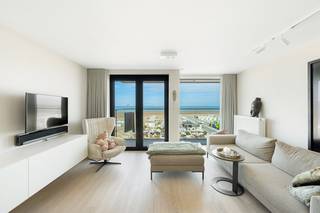 Prachtig recent appartement met 2 slaapkamers op de Zeedijk met frontaal zeezicht<br />Dit appartement is gelegen op een toplocatie tussen het Heldenplein en de Parkstraat, op de vierde verdieping van een recent gebouw. <br /><br />Het appartement beschikt over een ruime leefruimte met directe toegang tot het terras aan de voorzijde, waar u optimaal kunt genieten van het zeezicht.<br />Aan de achterzijde bevindt zich een tweede zonneterras.<br /><br />De open keuken is hoogwaardig afgewerkt en uitgerust met kwalitatieve toestellen van Miele, en sluit naadloos aan op de leefruimte, aansluitend vindt u een praktische berging.<br />Verder omvat het appartement twee slaapkamers en twee moderne badkamers.<br />Extra troeven zijn de privatieve berging en de gemeenschappelijke fietsenstalling.<br /><br />Een unieke kans voor wie op zoek is naar een stijlvol appartement op een absolute toplocatie aan zee.<br />Info en bezoek Andries De Leyn 0472 53 66 09