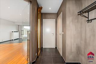 [[ DIT PAND NEEMT DEEL AAN DE ERA OPEN HUIZEN DAG OP 13/6 VAN 13:00 TOT 14:00 ]]
<p>Ben je op zoek naar een energiezuinige triplex met 3 slaapkamers, 2 terrassen en garagebox in Aalst? Gevonden!</p>

<p>Op de bovenste verdiepingen van een recent gebouw uit 2000 met lift vind je deze instapklare triplex van maar liefst 142m², afgewerkt met kwaliteitsvolle materialen. Dankzij de vele raampartijen geniet elke ruimte van een overvloed aan natuurlijk licht. De ligging is bijzonder gunstig: vlak bij de E40 met een vlotte verbinding naar Gent en Brussel, op een belangrijke invalsweg richting het centrum van Aalst en toch op wandelafstand van het stadspark.<br />Verder beschikt het appartement over een twee terrassen waardoor je zowel van de ochtend- als avondzon kan genieten. Ook technisch scoort deze eigendom uitstekend met een gunstig EPC-label B (condensatieketel, airco's, dakisolatie...), een conforme elektrische keuring en een asbestveilig attest. Extra troef is de mogelijkheid om een garagebox aan te kopen voor € 30.000.</p>

<p>De leefverdieping omvat een ruime inkomhal met vestiaire en gastentoilet, een lichtrijke leefruimte met zit- en eethoek, een volledig uitgeruste keuken en een praktische berging.</p>

<p>Op de bovenverdiepingen leidt de nachthal met vide naar drie volwaardige slaapkamers en een ruime badkamer uitgerust met zowel een ligbad als een douche, dubbele lavabo en een tweede toilet. De vide zorgt voor een extra gevoel van ruimte en licht tussen beide verdiepingen.</p>

<p>Ben je op zoek naar een instapklare en kwalitatief afgewerkte woonst met veel ruimte, licht en een uitstekende bereikbaarheid? Contacteer ons vandaag nog voor een bezoek en ontdek zelf alle troeven van deze unieke triplex!</p>