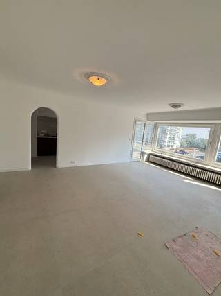 Volledig gerenoveerd appartement met drie slaapkamers gelegen te Mariakerke. Het appartement is afgewerkt met kwaliteitsvolle materialen. Lichtrijke ruime living met open ingerichte keuken voorzien van alle toestellen. De badkamer is met een inloopdouche en badkamermeubel, toilet is apart. Terras achteraan. U bent vlak aan het openbaar vervoer en op wandelafstand van het strand en alle winkels. Het voorschot voor de algemene delen komt op € 60 per maand. Het appartement is onmiddellijk vrij. Vraag gerust een bezoek aan om dit pareltje te bezichtigen
