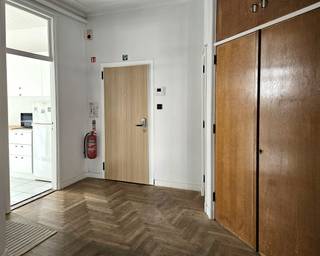 <p>Stijlvol tweeslaapkamerappartement in hartje Antwerpen</p><p>Op een toplocatie in het centrum van Antwerpen, vlak bij de Meir, de Groenplaats, de Wilde Zee en tal van winkels, restaurants en culturele hotspots, bevindt zich dit stijlvolle tweeslaapkamerappartement aan Meirbrug 2.</p><p>Bij het binnenkomen kom je terecht in de ruime inkomhal met ingebouwde vestiairekast. Rechts bevindt zich de keuken, met aansluitend een terras/praktische buitenberging voorzien van aansluiting voor wasmachine en droogkast. Vanuit de inkomhal is ook het aparte toilet bereikbaar.</p><p>Links opent het appartement zich naar een ruime en lichte leefruimte, afgewerkt met een karaktervolle visgraatparketvloer. Vanuit de leefruimte heb je rechtstreeks toegang tot beide slaapkamers.</p><p>De grootste slaapkamer beschikt over een en-suitebadkamer met ruime inloopdouche en dubbele lavabo. De tweede slaapkamer is ideaal als extra slaapkamer, kinderkamer of bureau.</p><p>De combinatie van de ruime leefruimte, warme parketvloer en praktische indeling maakt dit tot een ideaal stadsappartement. Een bijkomend pluspunt is dat het appartement bereikbaar is via een lift en dat er in het gebouw een fietsenberging aanwezig is.</p><p>Winkels, restaurants, openbaar vervoer, cultuur en het historische centrum bevinden zich allemaal op wandelafstand. Ideaal voor wie comfortabel en centraal wil wonen in hartje Antwerpen.</p>