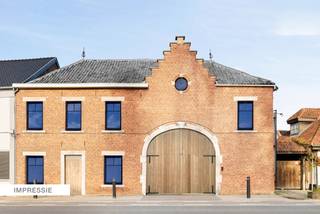 In het hart van het gegeerde Wimmertingen, op de Luikersteenweg 512, bevindt zich het uitzonderlijke en beschermd pand “Hoeve De Klok” – een uniek gesloten hoevecomplex dat authenticiteit en hedendaags comfort op sublieme wijze combineert.<br />Aan de straatzijde bevindt zich het statige poortgebouw met een ruim te renoveren woonhuis, ideaal als toekomstig kantoor, praktijk of woongedeelte. Dankzij de centrale ligging, de uitstekende bereikbaarheid en de nabijheid van een ruime parking is dit een uitgelezen locatie voor wie wonen en werken wil combineren. Voor dit gedeelte is bovendien een apart huisnummer mogelijk.<br />Georiënteerd op de ruime tuin vind je de voormalige vakwerkschuren, die met veel zorg voor detail en respect voor het erfgoed werden omgevormd tot een moderne, instapklare woning. <br />De renovatie gebeurde met oog voor energie-efficiëntie en comfort, waarbij hedendaagse technieken en hoogwaardige materialen werden geïntegreerd zonder afbreuk te doen aan het authentieke karakter van het gebouw.<br />De woning beschikt over vloerverwarming in combinatie met een lucht-water warmtepomp, een ventilatiesysteem type C en een geavanceerd domoticasysteem. Daarnaast werd er gedacht aan modern wooncomfort met een laadpaal voor elektrische wagens, automatische screens aan de voorgevel, en een gezellige houthaard als sfeervol middelpunt van de leefruimte.<br />Verder is het pand uitgerust met regenwaterrecuperatie, en een centraal audiosysteem dat in de hele woning geïntegreerd is. De volledig uitgeruste keuken met kwalitatieve inbouwtoestellen vervolledigt het geheel en maakt deze woning meteen instapklaar voor wie comfort en authenticiteit wil combineren.<br />De bovenverdieping telt momenteel 2 ruime slaapkamers, maar kan eenvoudig worden uitgebreid of heringedeeld volgens eigen wensen. De slimme inrichting met lichttracks, programmeerbare verlichting, onzichtbare vloerkanalen en talrijke data-aansluitpunten maakt dit pand bijzonder polyvalent.<br />De gebouwen zijn gegroepeerd rond een sfeervolle zuidwestgerichte binnenruimte die door de ommuring een aangenaam microklimaat creëert – ideaal voor een intiem terras of binnentuin. Daarachter strekt zich een ruime, rustige tuin uit die aansluit op een natuurgebied: een perfecte plek om tot rust te komen of om te vertrekken voor ontspannende wandelingen in het groen. Bron bewoonbare oppervlakte: EPC.<br /><br />Buitengewone kenmerken: <br />- Vloerverwarming<br />- Lucht-water warmtepomp<br />- Ventilatiesysteem type C<br />- Domoticasysteem<br />- Laadpaal<br />- Automatische screens aan de voorgevel<br />- Branddetectiesysteem met voorbereiding inbraakdetectie<br />- Centraal audiosysteem<br />- Te renoveren extra woning +- 200m2