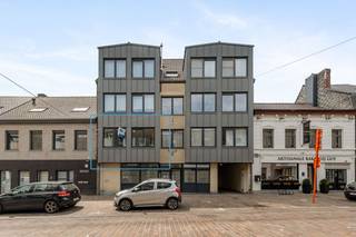 <p>Bent u op zoek naar een instapklaar appartement op een uitstekende ligging? Dan is dit verzorgde appartement in het centrum van Torhout zeker een bezoek waard. Dankzij de centrale locatie bevinden winkels, supermarkten, scholen, horeca, openbaar vervoer en tal van andere voorzieningen zich op wandelafstand. Bovendien geniet u van een vlotte verbinding naar de belangrijkste invalswegen.<br /><br />De praktische indeling en aangename leefruimtes zorgen ervoor dat u zich hier meteen thuis voelt. Daarnaast vormt het ruime terras van 19 m² een absolute meerwaarde, waar u in alle rust kunt genieten van een gezellige maaltijd, een kop koffie of een zonnige namiddag. Bovendien bestaat de mogelijkheid om de bijhorende garage mee aan te kopen.<br />De indeling is als volgt: inkomhal, een apart toilet, een lichtrijke leefruimte met grote raampartijen, een geïnstalleerde keuken, een praktische berging, royale slaapkamer en een ruim terras dat een aangename buitenruimte biedt.<br /><br />Bent u op zoek naar een instapklaar appartement met een centrale ligging en een ruim terras waar u optimaal kunt genieten? Aarzel dan niet en ontdek zelf de vele troeven van dit appartement. Contacteer Ward via 0470 20 66 88 om een bezoek in te plannen.</p>