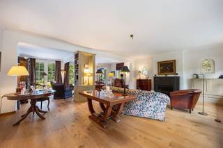 Une villa sur l'un des plus beaux sites de s-Gravenwezel * Rez-de-chaussée : hall d'entrée spacieux en pierre bleue avec parquet en chêne, bureau...