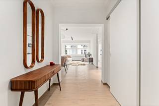 Gerenoveerd 3slpk apt. met terras en airconditioning.<br /><br />Ontdek dit lichtrijke appartement van 95 m² op de 5e verdieping van Rogierlaan 59, op een uitstekende ligging in het historische stadscentrum van Oostende, op wandelafstand van station, strand, winkels en horeca.<br /><br />Er is slechts één appartement per verdieping, wat zorgt voor veel privacy. Het appartement beschikt over 2 slaapkamers van 12 m² en 11 m² en een extra binnenkamer van 6 m², voorzien van ventilatie en inbouwkasten, ideaal als bureau, kinderkamer, dressing of extra berging.<br /><br />De volledig ingerichte keuken is voorzien van oven, microgolf, vaatwasser, koelkast en diepvries. Daarnaast is er een aparte berging met aansluitingen voor wasmachine en droogkast.<br /><br />In de kelder is er tevens een ruime berging alsook een toegewezen fietsenstaanplaats.<br /><br />Achteraan bevindt zich een breed zonnig terras waar u vanaf de middag tot ’s avonds van de zon geniet. Verder beschikt het appartement over airconditioning en heeft het een energiezuinig EPC-label B.<br /><br />Extra troef is het mooie uitzicht op karaktervolle Belle Époque-architectuur.<br /><br />Troeven: 95 m² – EPC B – 2 slaapkamers + polyvalente kamer – zonnig terras – volledig ingerichte keuken – airconditioning – één appartement per verdieping – fietsenstaanplaats -centrale ligging vlak bij station, strand en centrum.