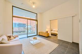 <span><span><strong>Geniet van 6% btw, ook interessant voor investeerders! Informeer naar de voorwaarden.</strong><br /><br />De Bonnefant, Wonen in het midden van de stad en toch omgeven door groen. Een iconisch gebouw op een centrale en culturele locatie waar er ruimte is voor luxe, een onvergetelijke woonervaring of zorgeloos wonen in een assistentiewoning. <br /><br />Tussen de gebouwen van De Bonnefant is een <strong>groene doorsteek</strong> gecreëerd die de Demerstraat rechtstreeks verbindt met het begijnhof. Gezellig vertoeven in één van de twee gemeenschappelijke binnentuinen of liever een barbecue met de buren? Bovendien hebben de terrassen geïntegreerde plantenbakken die zijn uitgerust met een automatisch beregeningssysteem. Een extra groene beleving is verzekerd.<br /><br />Het bestaande RTT-gebouw is volledig gerenoveerd met het behoud van de Hasseltse authenticiteit en verder uitgebreid met energiezuinige nieuwbouw. Parkeren in het centrum is geen evidentie maar toekomstige bewoners van De Bonnefant kunnen parkeren in de ruime ondergrondse parkeerplaats. Je kan ook je fiets kwijt in de fietsenstalling. <br /><br /></span></span>
<p><span><strong>APPARTEMENT A0 AS 01</strong> - gelijkvloers<br />- bewoonbare oppervlakte: 77,49 m²<br />- oppervlakte terras: 7,86 m²<br />- doorzon leefruimte met open keuken en zicht op de groene binnentuin<br />- terras met zicht op de gezellige verkeersvrije Bonnefantensteeg<br />- 1 ruime slaapkamer met ensuite-badkamer<br />- berging<br />- ideale investeringsopbrengst<br /><br /></span></p>
<p>GENIET VAN <strong>6% btw</strong> (onder voorwaarden). <span>Vermelde prijs is exclusief ondergrondse parkeerplaats en exclusief registratie, btw en notariskosten. Alle appartementen werden intussen volledig afgewerkt en zijn <strong>onmiddellijk bewoonbaar. </strong>Wij ontzorgen je ook voor <strong>de verkoop</strong> van <strong>je huidige woning</strong>! Voor meer uitleg helpen we je graag verder.</span></p>