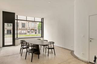 <p>Wonen in het <strong>hart van Antwerpen</strong>, met alles binnen handbereik. De <strong>Plantin en Moretuslei</strong> combineert stedelijke levendigheid met een uitstekende verbinding naar het centrum en de belangrijkste invalswegen. Winkels, horeca en <strong>openbaar vervoer</strong> liggen op wandelafstand, voor wie volop van de stad wil genieten.</p>
<p>Het appartement is een volledig gerenoveerde <strong>duplex</strong> in een gebouw dat in <strong>2026</strong> grondig werd vernieuwd. Met <strong>82 m²</strong> biedt het een doordachte indeling: een lichte <strong>woonkamer van 22 m²</strong> die naadloos overloopt in een moderne <strong>keuken van 12 m²</strong>, twee volwaardige <strong>slaapkamers</strong> (11 en 13 m²) en een <strong>badkamer met douche</strong>.</p>
<p>De zuidgerichte gevel zorgt voor een warme, natuurlijke lichtinval die het interieur ten volle tot zijn recht laat komen. <strong>Nieuw parket</strong>, een wit-met-zwart kleurenpalet en een strakke inductiekeuken geven dit appartement een stijlvolle en tijdloze uitstraling. Instapklaar, comfortabel en op een locatie waar de stad voor uw deur ligt.</p>