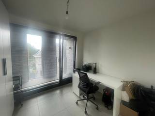 Gezellig en ruim appartement met veel lichtinval gelegen nabij het centrum van Geel.Het appartement bestaande uit:- Inkomhal- Woonkamer- Keuken met...