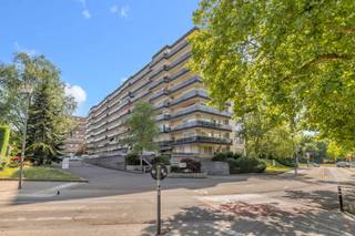 Voor meer info of bezoek, bel 02 884 23 23 - In de Voorstraat 146 te Anderlecht, bevindt zich dit lichtrijk 3-slaapkamer appartement, gelegen op...