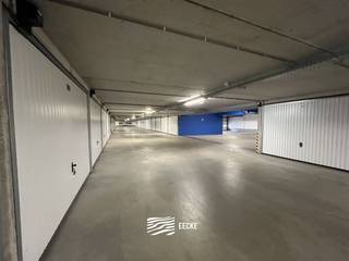 Spacious garage located at the entrance of the complexDimensions: 3.07 x 5.82 mLeasehold - Entrance via LombardsijdestraatPassenger elevator...