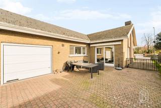 <p>Te koop: ruime en rustig gelegen gelijkvloerse gezinswoning met grote tuin en garage, op een topligging in Waregem. <br /><br />Op een topligging in Waregem, vlak bij het Amerikaans kerkhof en met een snelle verbinding naar de E17, bevindt zich deze gelijkvloerse open bebouwing met drie slaapkamers, garage en een grote tuin.<br /><br />Wat maakt deze woning uniek?<br />Je komt binnen via de inkomhal met apart gastentoilet, gevolgd door een grote, lichtrijke leefruimte die uitkijkt op de zonnige tuin. De keuken is praktisch ingericht en beschikt over een extra ontbijthoek. Verder biedt de woning drie volwaardige slaapkamers, een badkamer en een nachthal.<br />Een inpandige garage is aanwezig, net als een grote geïsoleerde zolder die mogelijkheden biedt.<br />In de grote tuin met terras vind je bovendien een extra garage/opbergplaats met bijkomend terrasje.<br /><br />Troeven van deze woning<br />• Topligging in Waregem<br />• Snelle toegang tot de E17<br />• Rustige straat met veel privacy<br />• Gelijkvloerse open bebouwing<br />• Inpandige garage<br />• Zonnige en goed onderhouden tuin<br />• Ruime geïsoleerde zolder<br /><br />Interesse? Bezoek na afspraak via charlotte@immobeguin.be</p>
