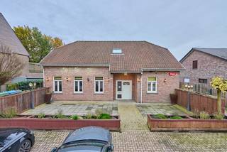 <p>Ben je gedreven en op zoek naar een mooie locatie en nieuwe uitdaging?<br />Wel, dan is dit uitstekende handelspand met woonst, gelegen aan de Luikersteenweg, iets voor jou. Het geheel ligt op een uitgestrekt perceel van 5664m² en heeft een netto bruikbare oppervlakte gelijkvloers van ca 378m².<br />Deze commerciële ruimte biedt een ideale kans voor ondernemers die op zoek zijn naar een plek die zowel werk als wonen combineert.<br />De uitstekende verbinding met de omliggende gemeenten draagt bij aan de vele mogelijkheden die dit handelspand te bieden heeft. <br /><br />De flexibele indeling biedt tal van mogelijkheden, waardoor je het pand geheel naar eigen wens kunt inrichten. De ruimte is geschikt voor diverse bedrijfsactiviteiten, wat het extra aantrekkelijk maakt.</p>
<p>Naast de commerciële voordelen is er ook de mogelijkheid tot woongenot. Dit pand biedt de gelegenheid om boven jouw zaak te wonen, wat praktisch is.<br /><br /><span><u><strong>INDELING</strong></u></span><br /><u>Gelijkvloers</u> : inkom - diverse functionele ruimtes - orangerie - toiletruimtes - mezzanine<br /><u>Verdieping</u> : trap naar verdieping - keuken - zitplaats - badkamer - 3 slaapkamers - nachthal<br /><u>Kelder</u> : kelder met verschillende bergingen<br /><br />Tuin : aangenaam terras omgeven door een aangelegde tuin met vijver waar het heerlijk vertoeven is<br /><br /><strong>Interesse om dit pand te ontdekken ? Maak een afspraak via email (joris@limbo.be) of telefoon (0496/166 339); ik begeleidt je graag verder.</strong><br /><br /> </p>