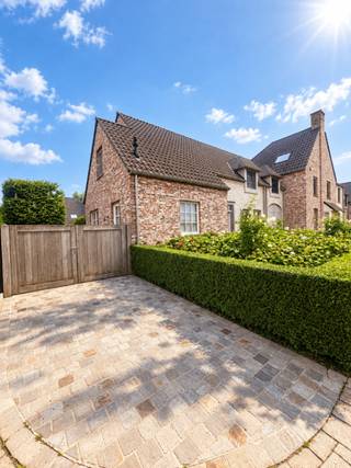 <p>Welkom in deze prachtige woning!</p><p>Een woning waar met veel plezier in werd gewoond en die nu klaar is voor een nieuw verhaal, met nieuwe bewoners.</p><p>De woning:<br />- halfopen bebouwing te Deerlijk (wijk Bistierland) - 378 m²<br />- 3 ruime slaapkamers<br />- bureauruimte<br />- berging met ingemaakte kasten<br />- badkamer met bad en douche</p><p>Troeven:<br />- zonnepanelen<br />- volledig instapklaar (vliegenramen, gordijnen, verlichting geplaatst adhv lichtadvies, geschilderd…)<br />- oprit, houten poort, aangelegde tuin<br />- tuinhuis volledig in cederhout</p><p>VP: € 489.000<br />Beschikbaar: 1 sept 2027 of na onderling overleg.<br />Plan uw afspraak. Tot binnenkort!<br />O472/776283<br />annemiekevercruysse @ msn.com</p><p>KIJKDAG 17 OKTOBER op afspraak</p>