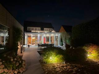 <p>Ben je op zoek naar een instapklare vrijstaande woning waar ruimte, comfort en een hoogwaardige afwerking perfect samenkomen? Dan zal deze woning je ongetwijfeld bekoren.<br />Via de ruime inkomhal met trappenhal, vestiaire en afzonderlijk gastentoilet word je verwelkomd. De lichtrijke leefruimte bestaat uit een gezellige zithoek en een aangename eetkamer, waar grote raampartijen zorgen voor een overvloed aan natuurlijk licht en een warme, uitnodigende sfeer. De gedeeltelijk open landelijke keuken is een echte blikvanger en werd afgewerkt met een prachtig werkblad in blauwe hardsteen. Aansluitend bevinden zich twee praktische kelders die dienst doen als extra bergruimte en technische ruimte voor de centrale verwarming. Een absolute meerwaarde van deze woning is de indrukwekkende leefveranda over de volledige breedte van de woning. Deze veelzijdige ruimte omvat een extra eetplaats, zithoek en een bureaugedeelte. Dankzij de grote glaspartijen geniet je hier het hele jaar door van een prachtig zicht op de tuin en haal je het buitengevoel volledig naar binnen. De veranda is bovendien uitgerust met een warmtepomp (airco), wat zorgt voor een aangenaam binnenklimaat in elk seizoen.<br />Op de verdieping bevinden zich drie ruime slaapkamers, voorzien van een eigen warmtepomp (airco), waardoor optimaal comfort gegarandeerd is. De verzorgde badkamer beschikt over een ligbad, lavabo en toilet. <br />Via een uitschuifbare trap bereik je de ruime zolder als extra opslagruimte.</p>
<p>Ook buiten heeft deze eigendom bijzonder veel te bieden. De fraai aangelegde tuin vormt een oase van rust met een ruim zonneterras, een prachtige vijver en sfeervolle rotswatervallen die voor een uniek vakantiegevoel zorgen. Wanneer de avond valt, zorgen de zorgvuldig geplaatste tuinverlichting en de waterval voor een bijzonder gezellige en luxueuze sfeer.<br />Naast de woning bevindt zich een multifunctioneel bijgebouw met ingerichte wasruimte. Door het plaatsen van een garagepoort kan dit eenvoudig worden omgevormd tot een volwaardige garage. Op het eigen terrein is bovendien parkeergelegenheid voorzien voor 4 wagens en beschikt u over een laadpaal voor een elektrische wagen</p>
<p>Een woning als deze combineert karakter, luxe, comfort en een uitzonderlijke tuinbeleving. Ideaal voor wie op zoek is naar een instapklare gezinswoning waar binnen- en buitenleven naadloos in elkaar overvloeien. <br />Contacteer Kristien voor een bezoek ter plaatse: 0475 496218</p>