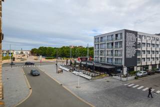 Appartement te huur nabij het centrum van Oostende. Het appartement, gelegen op de tweede verdieping, beschikt over een ruime woonkamer met een...