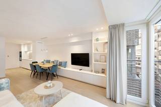 Prachtig vernieuwd vakantieappartement met 2 slaapkamers centraal gelegen in het Zoute. Een topligging te Knokke; tussen het Driehoeksplein en de Zeedijk. Op deze locatie geniet u van de nabijheid van de commerciële winkels en restaurants op wandelafstand. <br /><br />Indeling: inkomhal met vestiaire, gastentoilet, aangename leefruimte bestaande uit een halfopen keuken (voorzien van moderne toestellen), een salon en een eethoek. De master bedroom beschikt over ingemaakte kasten en een douchekamer. De tweede slaapkamer heeft een aansluitende badkamer met ligbad. Achteraan geniet u van een westgericht terras. Elektrische rolluiken, een private kelder en een fietsenstalling in het gebouw.